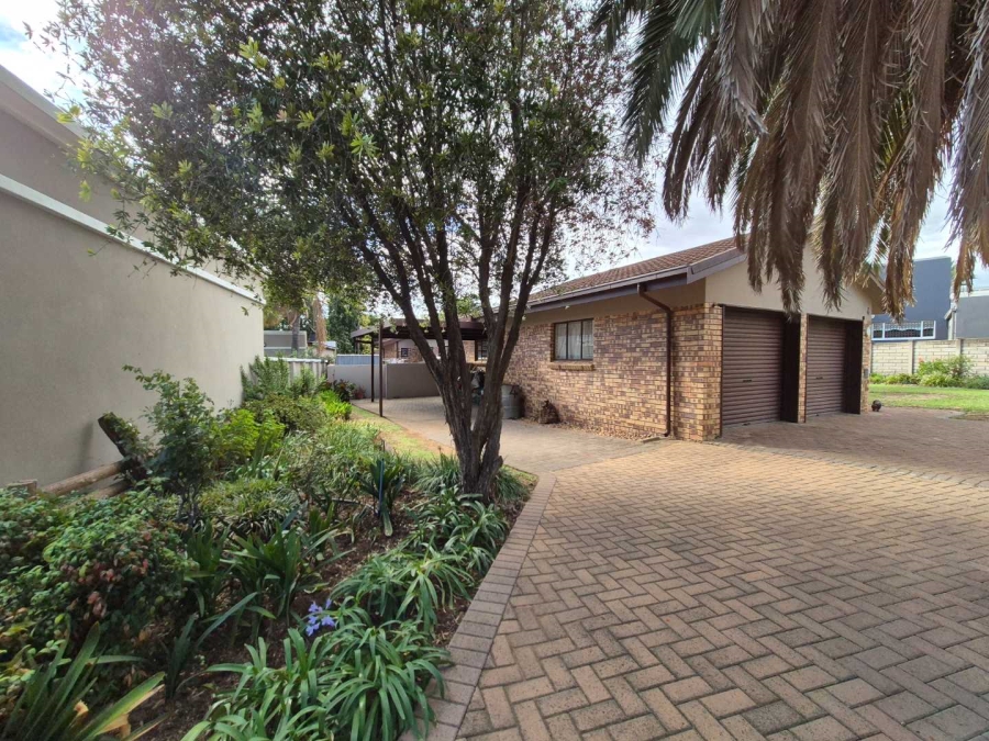 4 Bedroom Property for Sale in Heuwelsig Free State